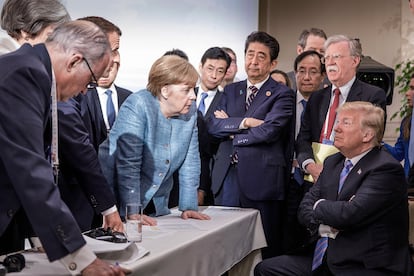 Merkel junto a otros mandatarios internacionales —entre ellos, Donald Trump, sentado frente a ella—, en el G-7 de Canadá en junio de 2018. "El 20 de enero de 2017, Donald Trump se convirtió en presidente de los Estados Unidos de América. Seguí con interés su campaña y la de Hillary Clinton, me hubiera alegrado que ganara ella. No sucedió. Con sus lemas electorales 'America First' y 'Make America Great Again', Donald Trump no solo había sentado una pauta nacionalista, sino que había criticado repetidas veces a Alemania, y a mí personalmente", escribe Merkel.