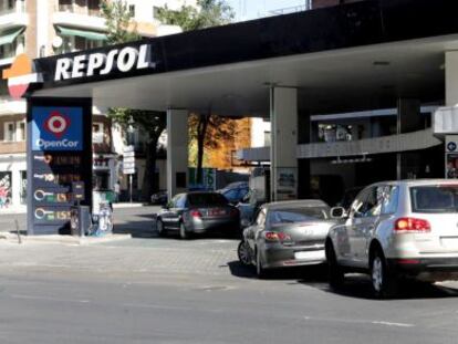 Cola de autom&oacute;viles a la entrada de una gasolinera en Madrid.