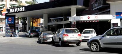 Cola de autom&oacute;viles a la entrada de una gasolinera en Madrid.