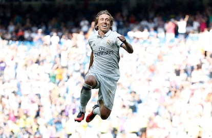 Luka Modric celebra un gol a Osasuna en el Bernabéu en 2016.