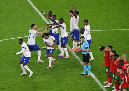 Los jugadores de Francia celebran en el círculo central después de que el portugués Joao Felix fallara un penalti en la tanda de penaltis. 