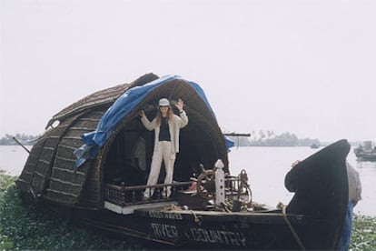 La autora, a bordo de un barco hotel en uno de los canales de Kerala (India).