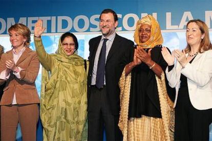 Mariano Rajoy, flanqueado por Esperanza Aguirre, la saharaui Zara Ramdam, la diputada de Mauritania Djeinaba N'Diaye y Ana Pastor, el sábado en la convención nacional del PP <i>Sí a la mujer.</i>