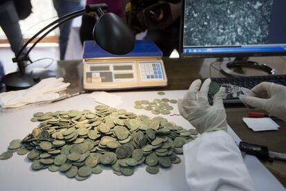 Las monedas encontradas han sido depositadas en el Museo Arqueológico de Sevilla. Ahora toca catalogar el tesoro.