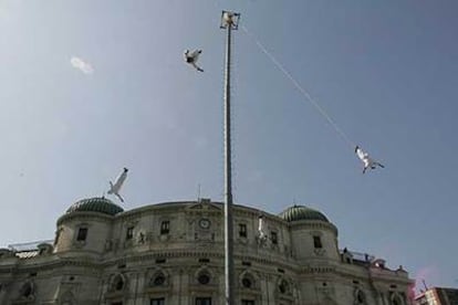 Descenso de los Voladores de Veracruz, ante el Teatro Arriaga, ayer, en su primer pase ante el público bilbaino.