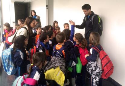 Un grupo de niños de visita al CAR para a Joel para hacerse una foto con él.