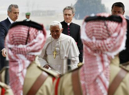 Benedicto XVI a su llegada a Amán, Jordania.