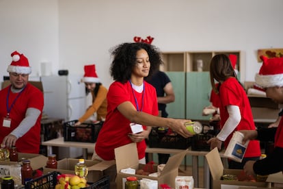 Voluntarios empaquetando alimentos y artículos de primera necesidad.