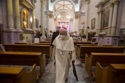 El obispo Raúl Vera, a su salida de la catedral de Saltillo (Coahuila), este 29 de enero.