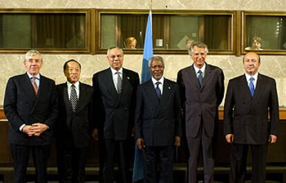 De izquierda a derecha: Jack Straw, Li Zhaoxing, Colin Powell, Kofi Annan, Dominique de Villepin e Ígor Ivanov, ayer, en Ginebra.