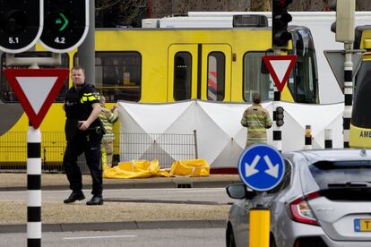 Según recoge una televisión de Utrecht en su página web, los disparos se han producido cerca del antiguo hospital Oudenrijn. En la imagen, unos trabajadores tapan con lonas la zona del suceso.