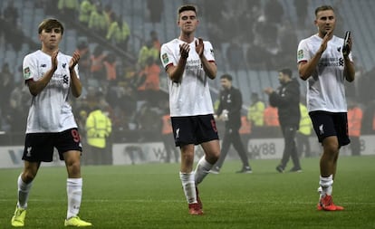 Jugadores del Liverpool aplauden a su afición tras perder contra el Aston Villa.