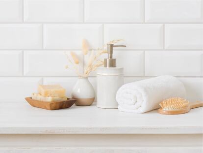 Un cepillo de limpieza eléctrico para dejar los azulejos del baño como nuevos