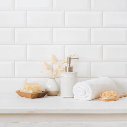 Un cepillo de limpieza eléctrico para dejar los azulejos del baño como nuevos