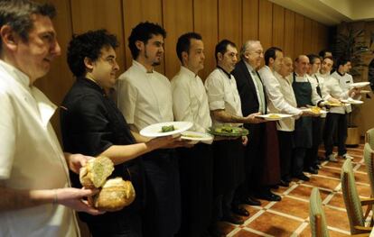 Gonzalo Antón (en el centro, con corbata), con un grupo de cocineros en el restaurante Zaldiaran de Vitoria.