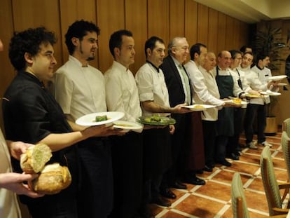 Gonzalo Antón (en el centro, con corbata), con un grupo de cocineros en el restaurante Zaldiaran de Vitoria.