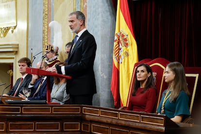 El Rey abrió ayer miércoles oficialmente la XV legislatura, surgida de las elecciones del 23 de julio. Lo hizo ante un Parlamento partido por la mitad y sin representación de las formaciones independentistas que propiciaron la investidura de Pedro Sánchez. Esta ha sido la tercera ocasión en que Felipe VI preside una apertura de legislatura y en la que ha sido más visible la división, con medio aforo negándose a aplaudir el discurso de la presidencia del Congreso.
