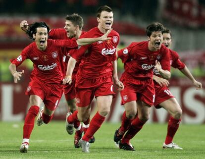 (De izquierda a derecha) Luis Garcia, Steven Gerrard, John Arne Riise, Xabi Alonso y Vladimir Smicer del Liverpool, corren para celebrar la victoria ante el AC Milan en la final de la UEFA Champions League en el estadio olímpico de Ataturk en Estambul (Turquía), el 25 de mayo de 2005.