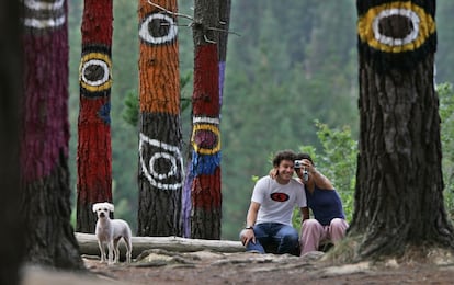 Bosque de Oma (Bizkaia), realizafo entre 1982 y 1991. Esta obra sufrió varios atentados terroristas, los árboles fueron agredidos con hachas o pintadas. En el bosque, Ibarrola "juega" con la perspectiva, interrelaciona troncos muy lejanos unos de otros pero los une a través de sus dibujos.