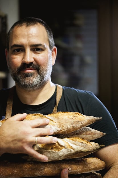 Alexis García (en la foto) es panadero, pastelero y heladero. "Soy inquieto; es quizás la definición que mejor me vaya", confiesa. Su padre tenía una panadería industrial, pero él vio la luz en una estancia de tres meses en Francia, trabajando en un obrador artesanal. "Las masas con reposo, las hidrataciones... Son procesos muy diferentes". Cuando volvió a su casa, a Tenerife, no encontró ningún oficio que le llenara entre lo que encontró, ni cerca ni lejos de un horno, así que decidió montar su propio negocio, junto a su pareja: <a href="https://www.facebook.com/pages/category/Bakery/100-Pan-Pasteler%C3%ADa-561139527258097/" rel="nofollow" target="_blank">100% pan y pastelería</a>, en Playa San Juan, Guía de Isora, Santa Cruz de Tenerife. Despacha panes rústicos, cruasanes o caracolas (la bollería es uno de sus puntos fuertes), galletas artesanales y repostería. El pan de costa, con el que ganó la Miga de Oro de Canarias en 2019, es uno de sus emblemas.