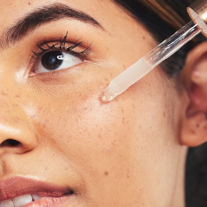 Artículo de EL PAÍS Escaparate sobre sérums anti acné y rojeces con fórmulas orgánicas.