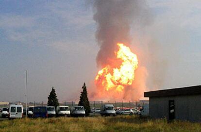 Una enorme columna de fuego se eleva sobre las instalaciones de la empresa de manufactura de diamantes en Ghislenghein (Bélgica).