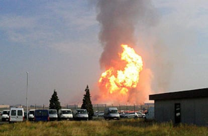 Una enorme columna de fuego se eleva sobre las instalaciones de la empresa de manufactura de diamantes en Ghislenghein (Bélgica).