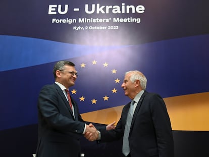 El ministro de Exteriores ucranio, Dmitro Kuleba (izquierda) saludaba este lunes en Kiev al alto representante para la Política Exterior de la UE, Josep Borrell.