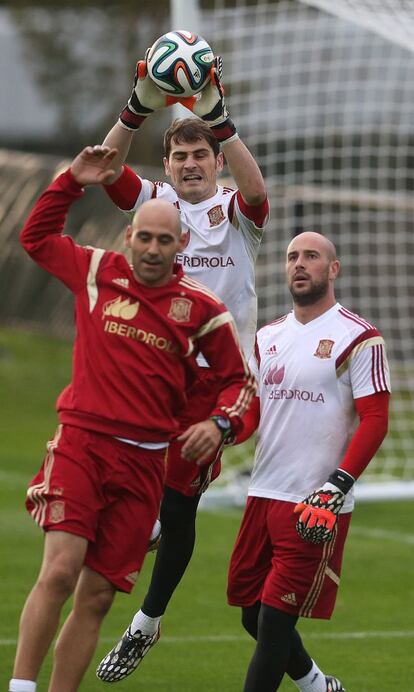 Casillas intercepta el balón ante Reina.