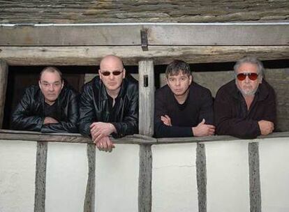 Dave Greenfield, teclista; Baz Warne, guitarra; Jean Jacques Burnel, bajo y cantante, y Jet Black, batería.