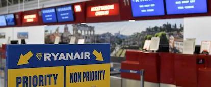 Mostrador de facturación de Ryanair en Roma.