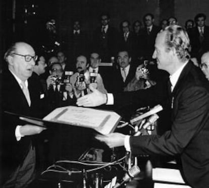 Juan Carlos Onetti recibe de manos del Rey Juan Carlos I el diploma que certifica la concesión del Premio Cervantes. Alcalá de Henares. Abril de 1981.