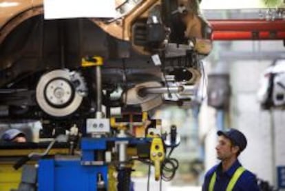 Un trabajador en la cadena de montaje de la factoría de Ford de Almussfes.