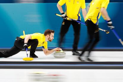 Oskar Eriksson, de Suecia, lanza la piedra de curling durante el partido ante la selección de Dinamarca, el 14 de febrero de 2018.