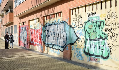 El paseo de Guadalajara en San Sebastián de los Reyes, uno de los tramos más afectados por el grafiti, el 19 de febrero.