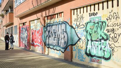 El paseo de Guadalajara en San Sebastián de los Reyes, uno de los tramos más afectados por el grafiti, el 19 de febrero.