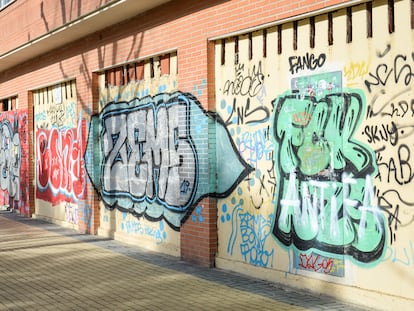 El paseo de Guadalajara en San Sebastián de los Reyes, uno de los tramos más afectados por el grafiti, el 19 de febrero.