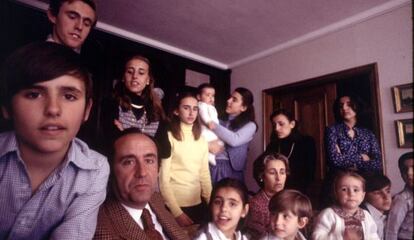 José María Ruiz-Mateos, la seva dona i els seus fills en una foto familiar.