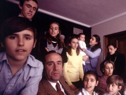 Jos&eacute; Mar&iacute;a Ruiz-Mateos, su mujer y sus hijos en una foto familiar. 