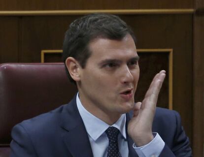 El lder de Ciudadanos, Albert Rivera, sigue el debate de investidura en el Congreso. 