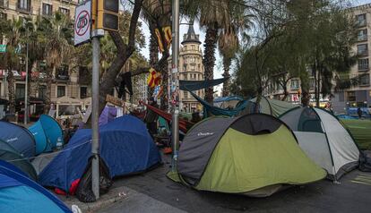 Algunas de las tiendas de la acampada en la plaza Universitat.