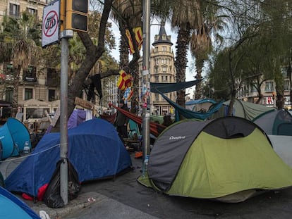 Algunas de las tiendas de la acampada en la plaza Universitat.