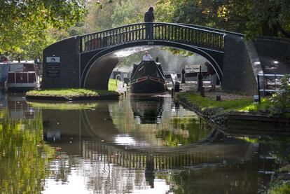 El pintoresco <a href="https://canalrivertrust.org.uk/enjoy-the-waterways/canal-and-river-network/oxford-canal" target="_blank">canal de Oxford</a> serpentea a lo largo de 120 kilómetros y 46 esclusas por la verde campiña inglesa. Antaño, navegar por él no era ningún placer, ya que se usaba principalmente para transportar carbón y víveres en gabarras arrastradas por animales de tiro o incluso personas. Hoy la cosa es bastante más cómoda: en una de las vías fluviales más bonitas de Inglaterra, puede uno emprender travesías en Narrow Boats, barcos estrechos de poco calado. Tras sus meandros aguardan típicos pueblos ingleses como Thrupp, Cropredy o Aynho, con antiguos pubs donde refrescarse con una pinta de cerveza.