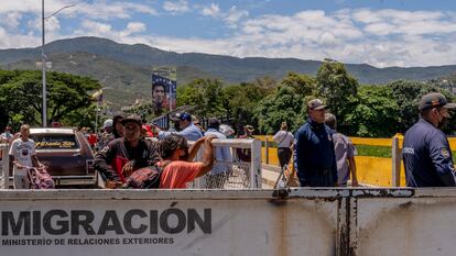 Migrantes transitan el puente internacional Simón Bolívar, entre Colombia y Venezuela, cerca de Cúcuta, el 9 de agosto de 2022.