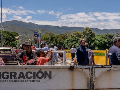 Migrantes transitan el puente internacional Simón Bolívar, entre Colombia y Venezuela, cerca de Cúcuta, el 9 de agosto de 2022.