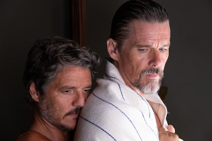 Pedro Pascal y Ethan Hawke