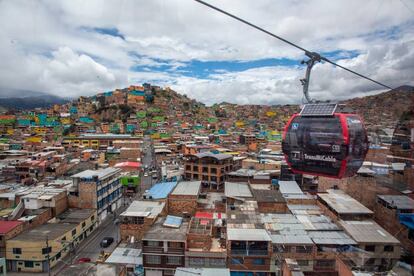 Una cabina de TransMiCable sobrevuela Ciudad Bolívar, en Bogotá.