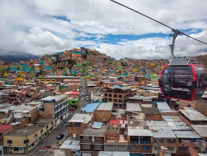 Una cabina de TransMiCable sobrevuela Ciudad Bolívar, en Bogotá.