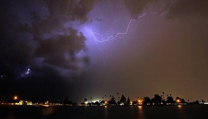 Tormenta con rayos sobre el cielo de Phoenix (Estados Unidos).