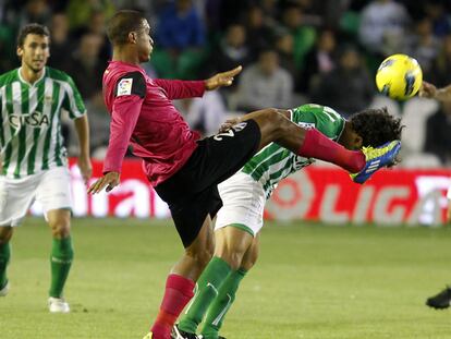 Rondón e Iriney pugnan por el balón.